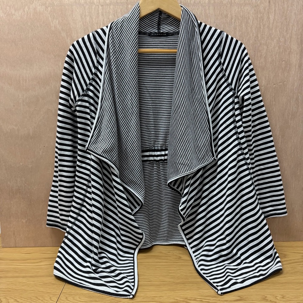 Cardigan Black & White Stripes